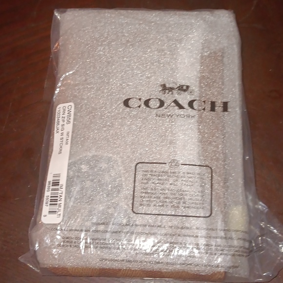 COACH NWT WITH STICKERS WRISTLET - Picture 13 of 13